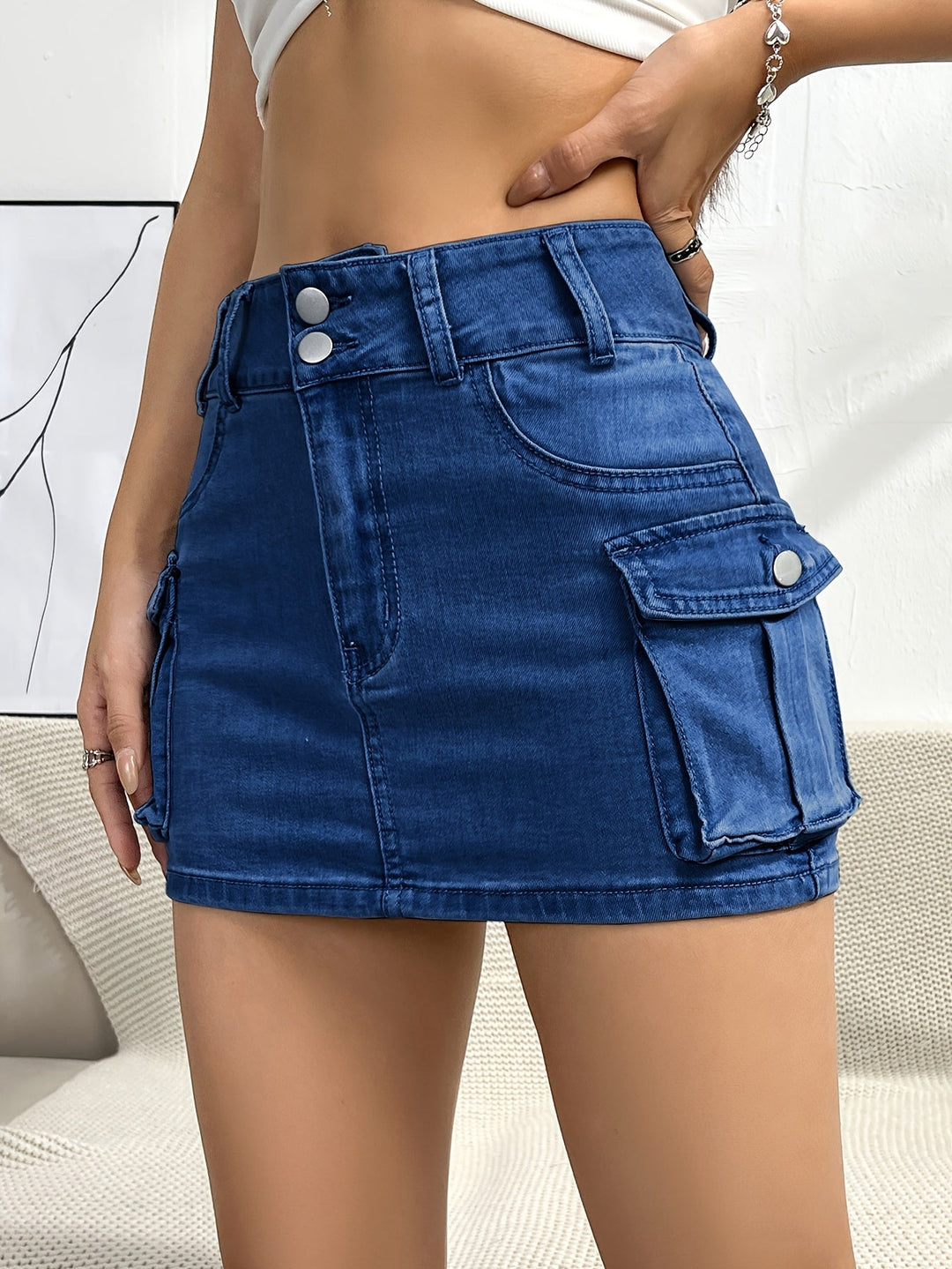 Women's high waist cargo mini skirt, emphasizing trendy street style and comfort.