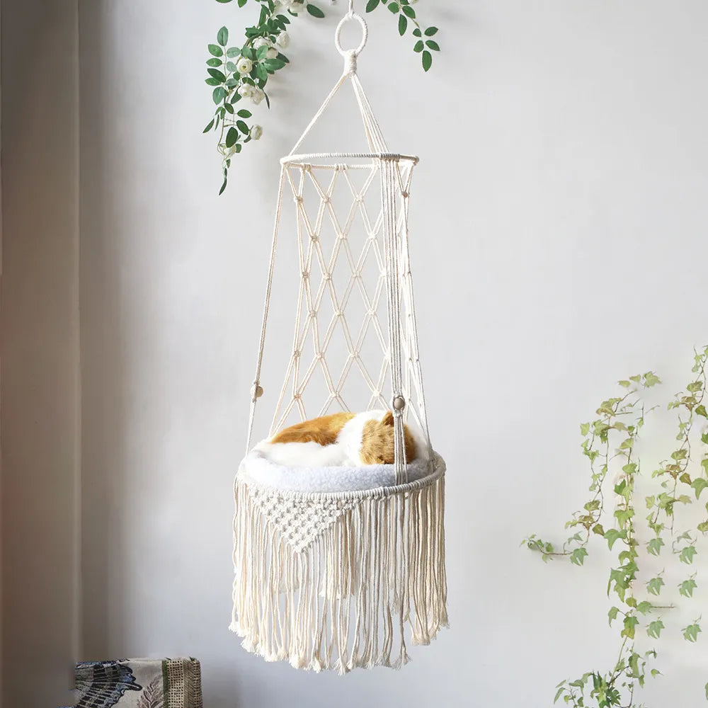 Elegant macrame cat bed suspended, an attractive and comfortable cat accessory