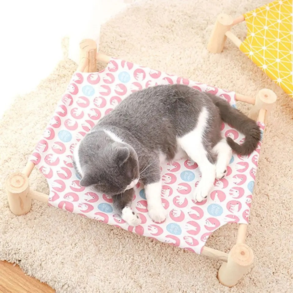 Cooling cat bed, suspended, made of breathable mesh for optimal pet comfort