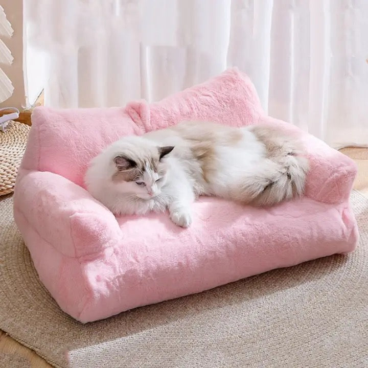 Close-up of a soft, washable cat sofa lounge bed, perfect feline accessory for comfortable naps.