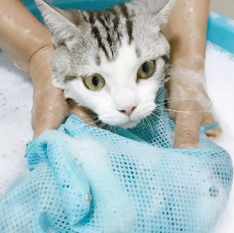 Pet grooming bag with mesh window for cat bathing and stress-free nail clipping, animal welfare