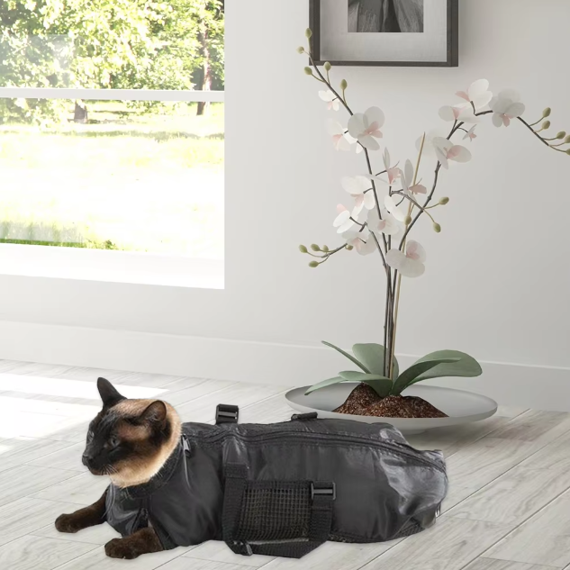 Cat grooming restraint bag for safe claw trimming & care, designed for feline comfort and stress relief.