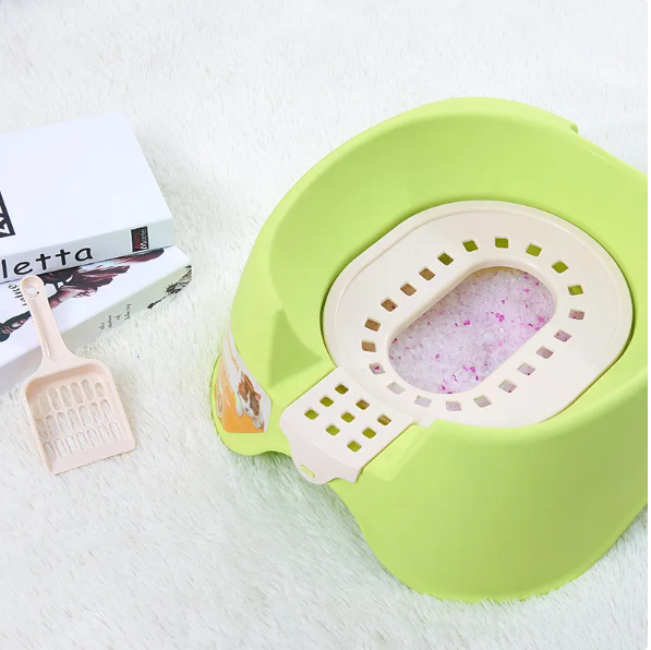 Spacious cat litter box with a separate scoop, designed for easy cleaning and cat comfort