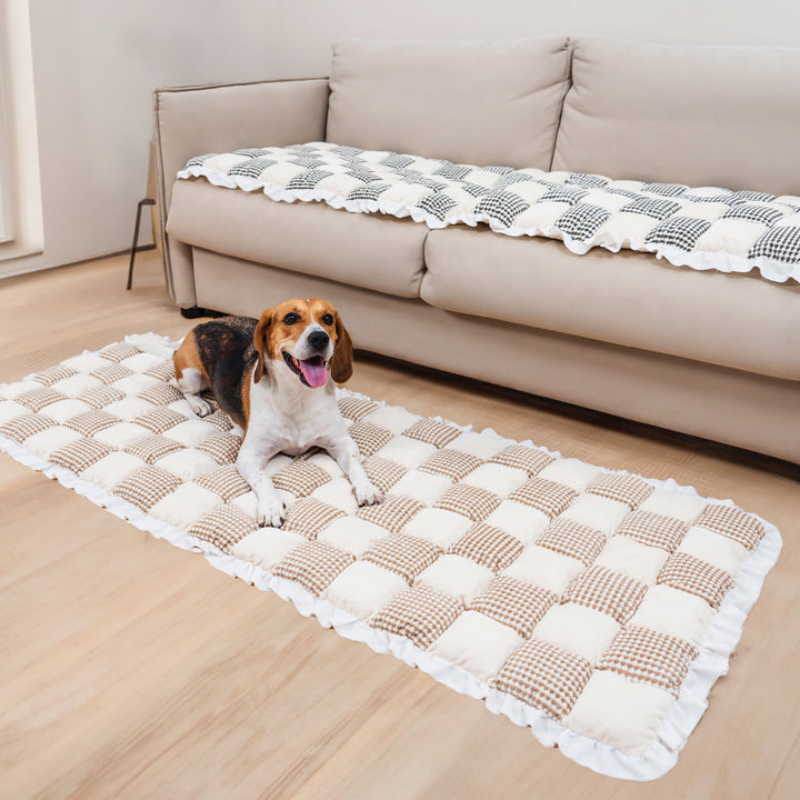 Checkered chenille sofa cover, pet-friendly & non-slip, protecting furniture from dogs and cats.