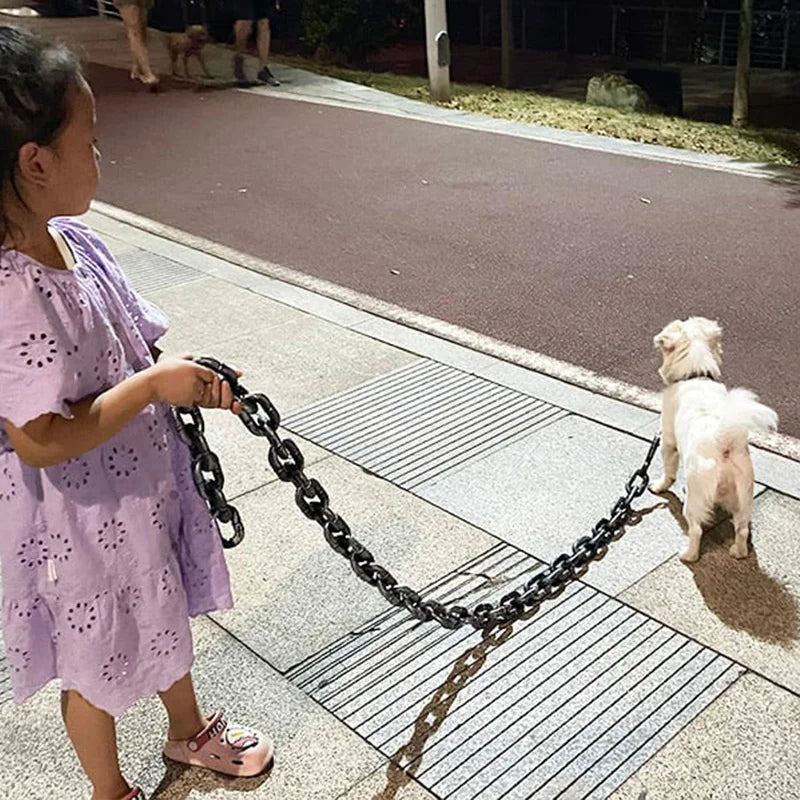 Ergonomic handle on a chain link dog leash, ensuring comfort during dog walking.