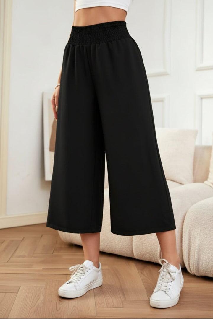 Versatile women's wide-leg cropped trousers, perfect for summer. Stylish & comfortable for casual or office.