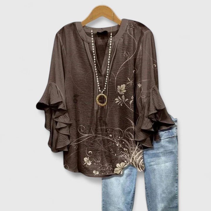 Fashionable women's floral blouse for casual wear. This chic top boasts a vibrant print & elegant design.