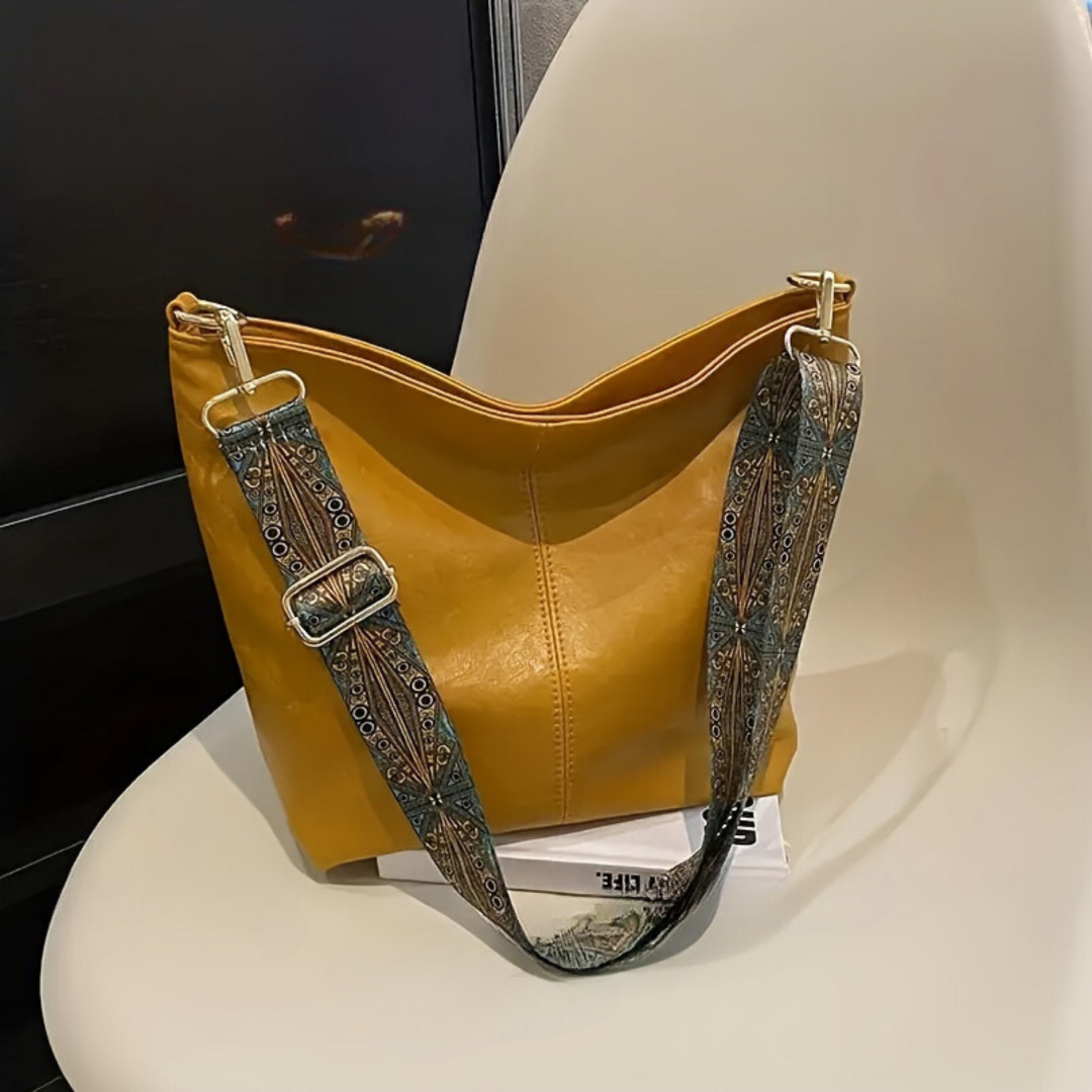 Versatile women's geometric shoulder bag. Chic retro print handbag, a stylish everyday fashion accessory.