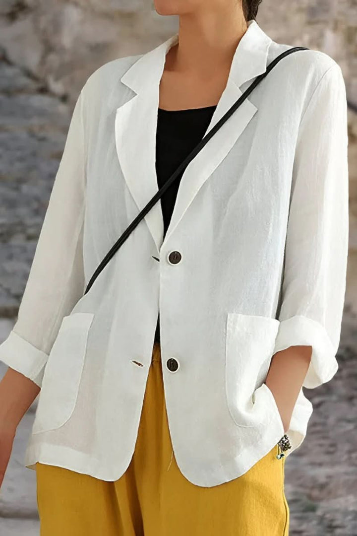 Chic women's open-back blazer, a tailored jacket for modern elegance, perfect for professional attire or evening wear.