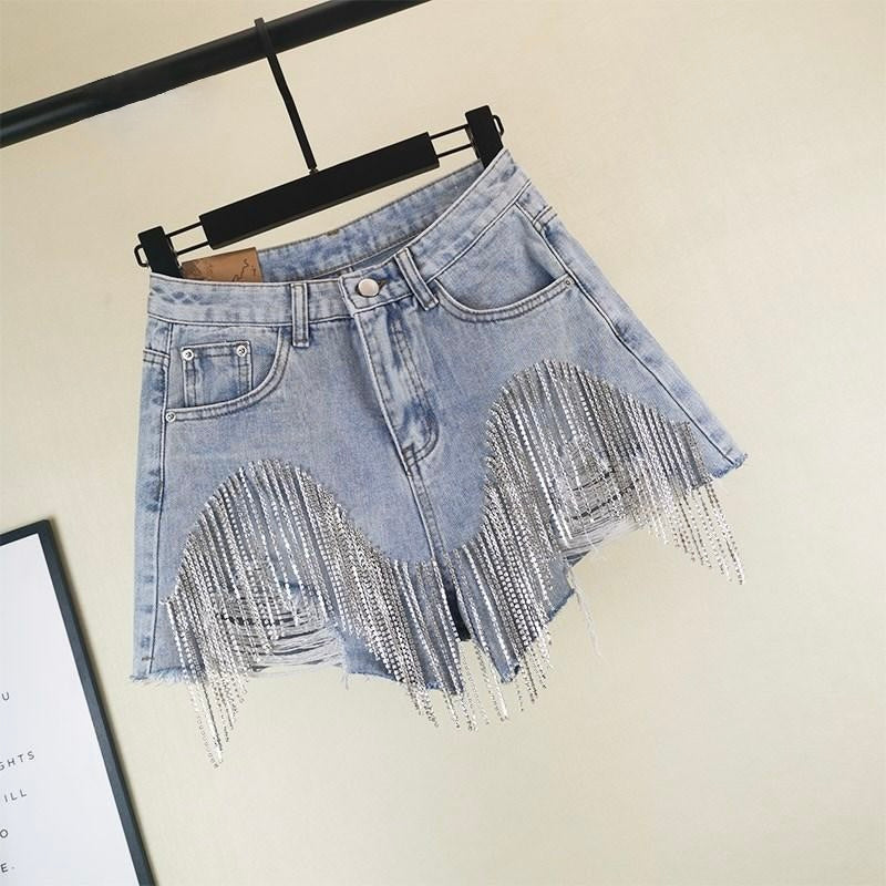 Women's stylish tassel shorts, ideal for beachwear or a casual summer day. Versatile and fashionable bottoms.