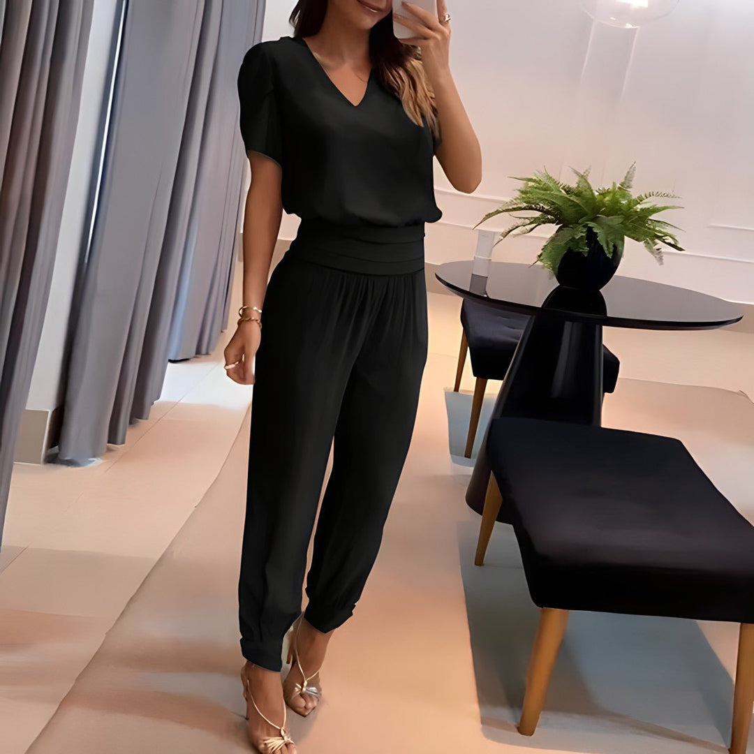 Women's fashionable two-piece pants set, a chic and comfortable outfit for versatile casual or loungewear styles.