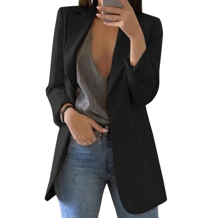 Chic women's versatile blazer with pockets, perfect for everyday style and fashion. An essential outerwear.