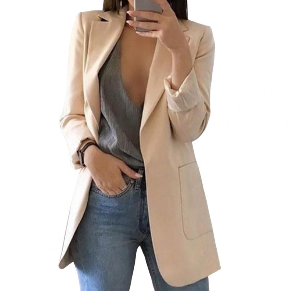 Fashionable women's blazer with pockets for a refined professional or chic casual look.