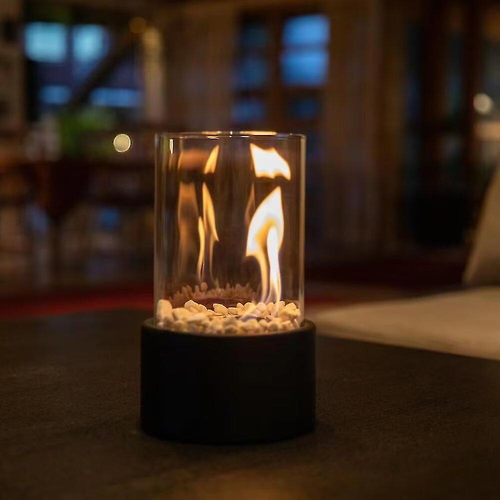 Vintage-style oil lamp, metal & glass, an essential piece for home decor.