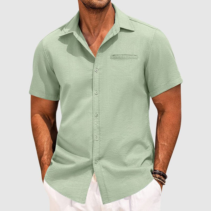 Warm weather men's shirt: classic short sleeve button-down. Ideal for casual outings, includes a chest pocket.
