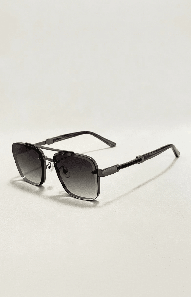 Iconic classic aviator metal sunglasses, a timeless unisex design for stylish eye protection.