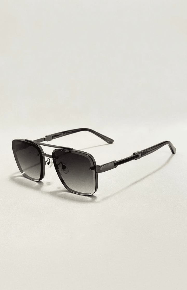 Iconic classic aviator metal sunglasses, a timeless unisex design for stylish eye protection.
