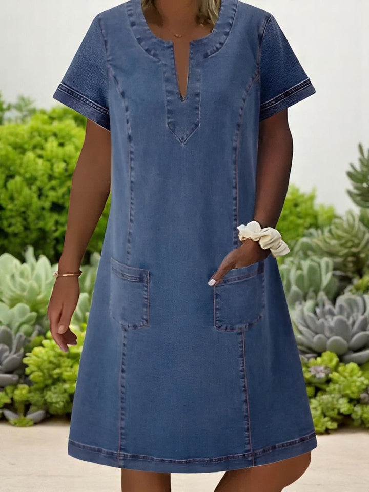 Classic women's dress with a relaxed fit, perfect for versatile everyday wear & summer comfort. Chic & effortless style.