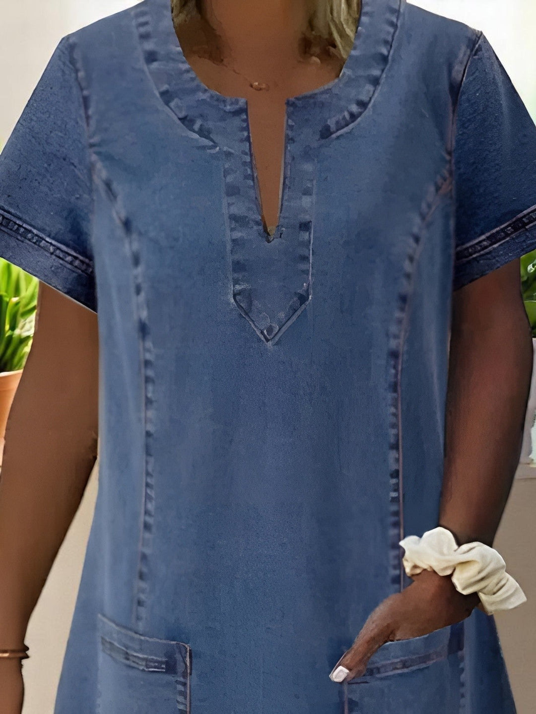 Comfortable women's classic dress with pockets, ideal for casual wear & effortless summer style. Relaxed fit.
