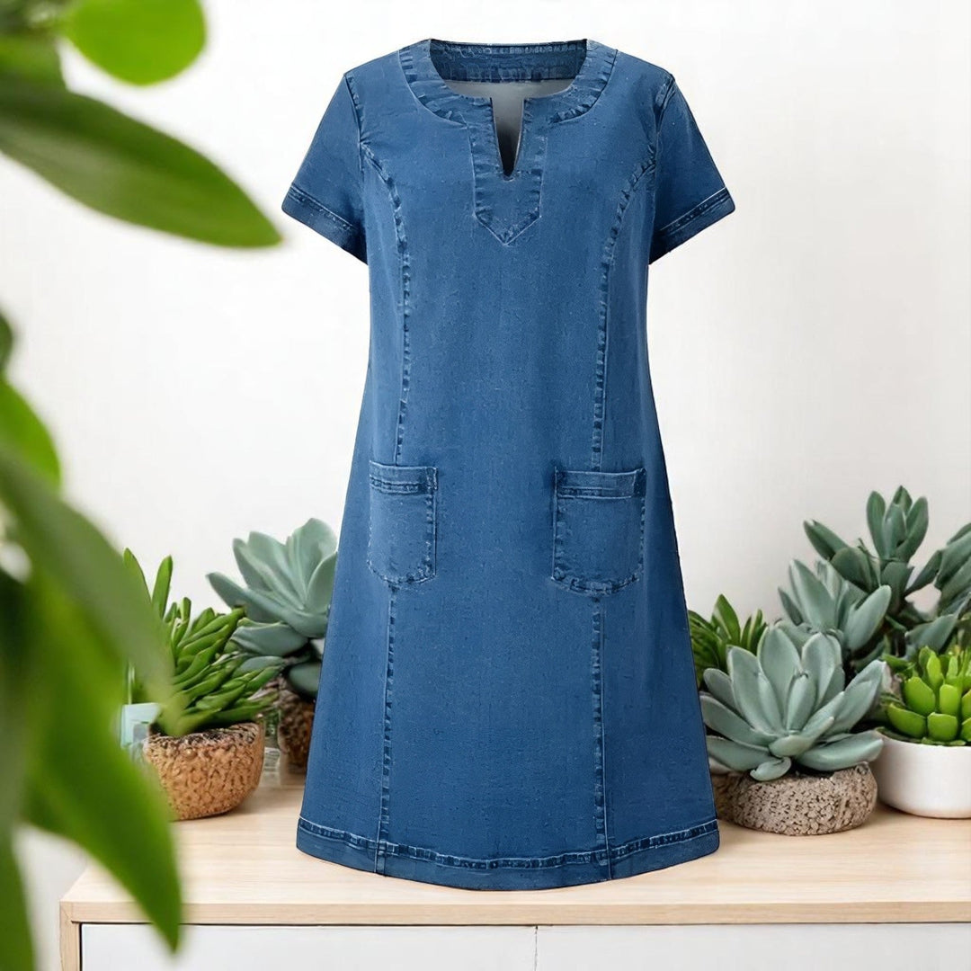 Versatile women's classic dress, offering relaxed comfort for everyday wear. Chic summer outfit with effortless style.