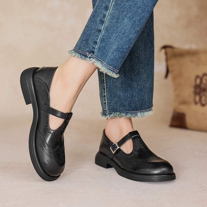 Women's comfortable flat Mary Jane sandals, classic casual footwear with buckle for spring and summer style.