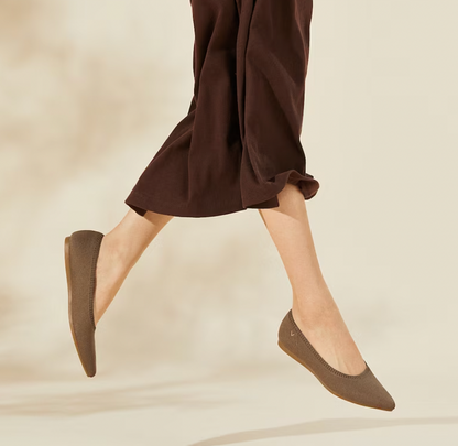 Feminine women's ballet flats, soft & comfortable for spring outfits.