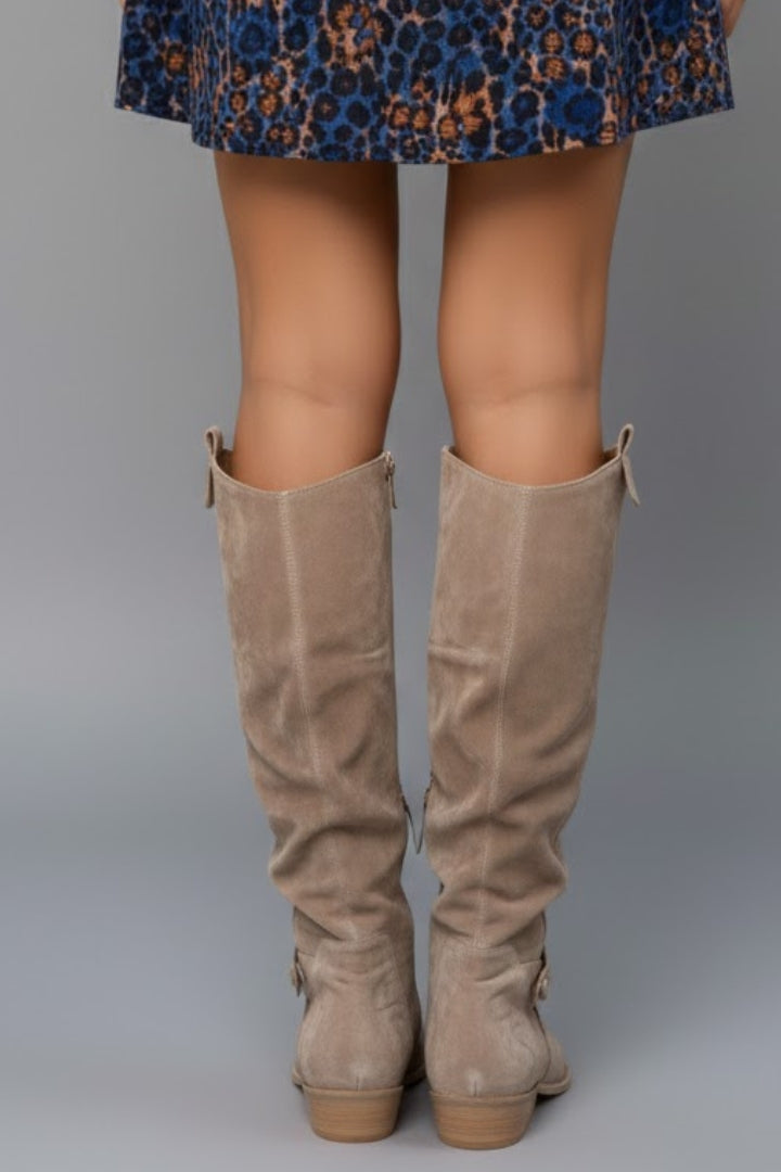 Stylish women's tall boots with a comfortable flat heel, great for casual elegance.