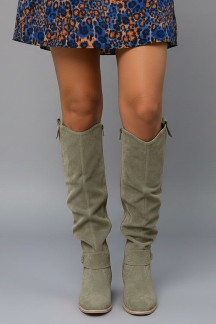 Classic knee-high women's boots, featuring a flat heel for comfort and everyday wear.