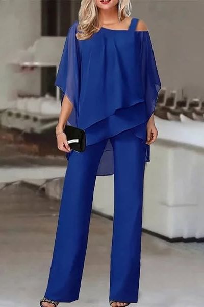 Coordinated women's blouse and pants outfit, a comfortable and elegant two-piece set for any occasion.