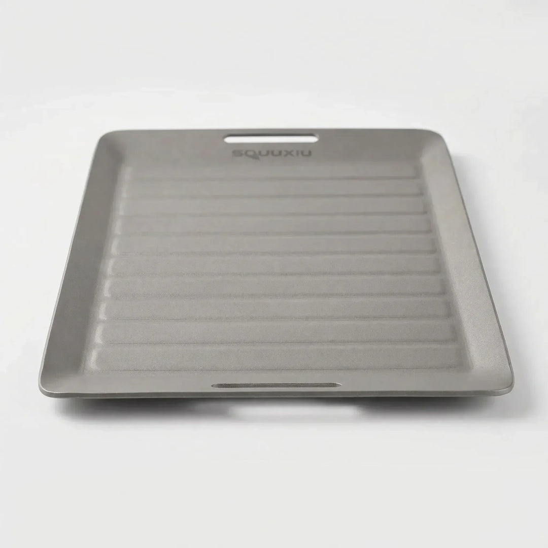 Portable grill plate & tongs set, ideal for solo camping, hiking, and outdoor cooking adventures.