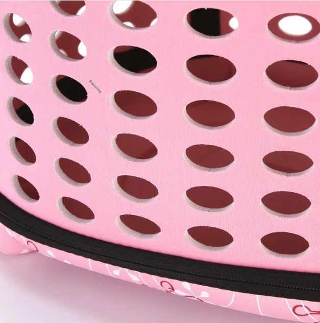 Compact travel bag for small dogs, comfortable interior, mesh panels