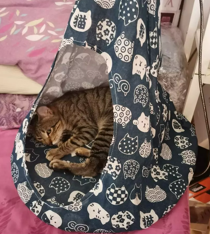 Comfortable cat cave bed, ideal for a cat's personal space and a good night's sleep.