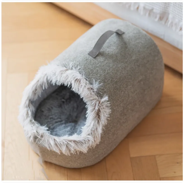 Soft cat bed with a washable fluffy edge, offering premium comfort for your feline friend