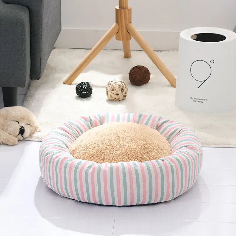 Comfortable pet bed with stylish checkered pattern for dogs and cats, easy care.