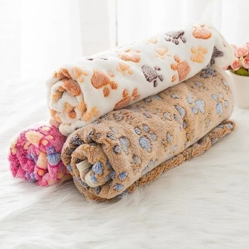 Warm pet blanket made of coral fleece, folded neatly, suitable for dog beds, cat beds or crates.