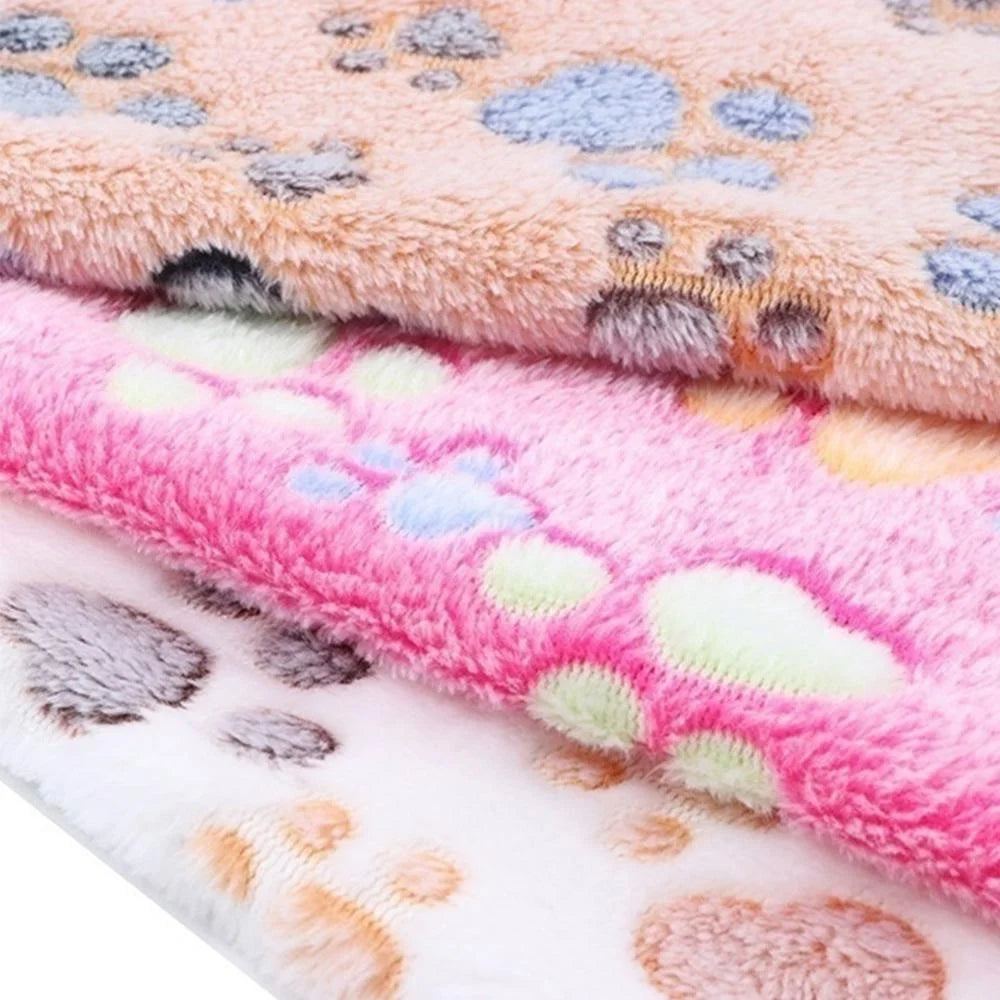 Soft pet blanket for dogs and cats made from plush coral fleece, suitable for pet beds and sofas.