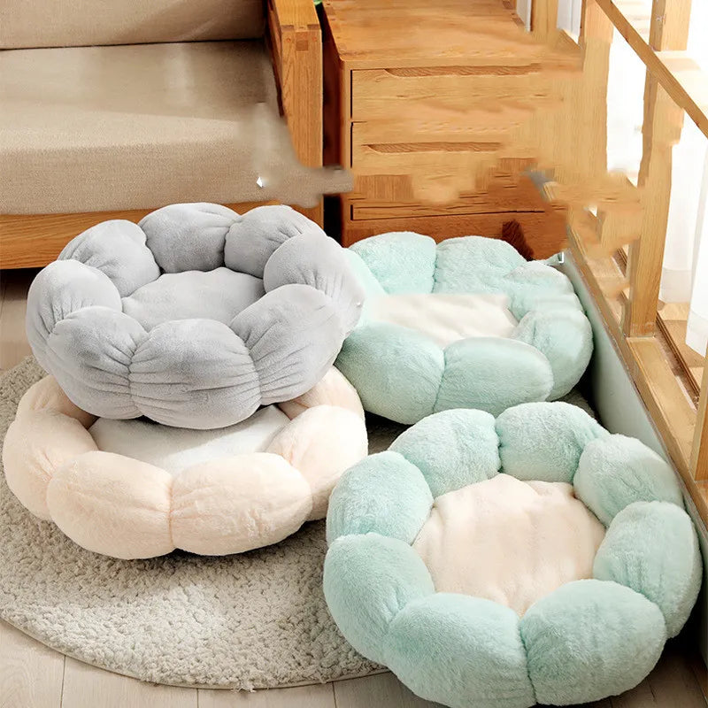 Cozy flower basket cat bed with soft petals, perfect for pet sleeping comfort and warmth.