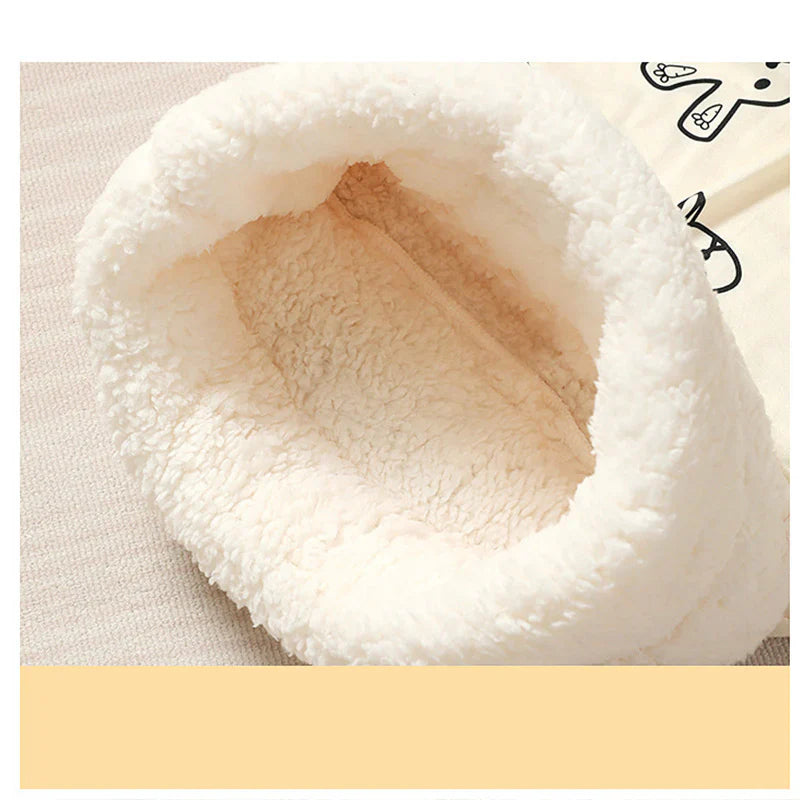 Comfortable unisex cat sleeping bag for deep sleep, with an attached tunnel for playful exploration.