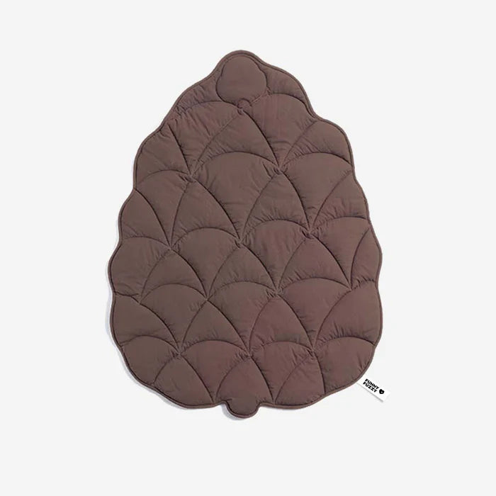 Premium pet blanket, cozy leaf design pet bed for dogs and cats, machine washable durability.