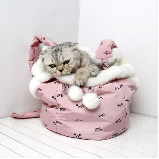 Cozy cat bed for car: Pet Retreat Bag with soft fleece lining, ideal for travel.