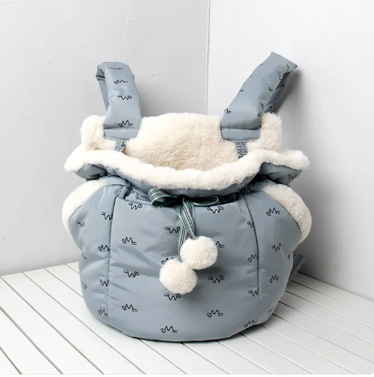 Warm cat pet bed: fleece-lined Pet Retreat Bag, ensuring comfort on car journeys.