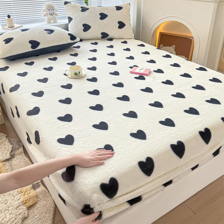 Close-up of the smooth, anti-static finish of the velvet bedding, preventing annoying clinging