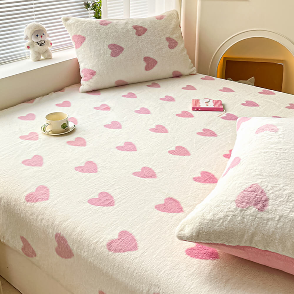 Detailed view of the elasticized edges of the fitted sheet, ensuring a snug fit for your mattress