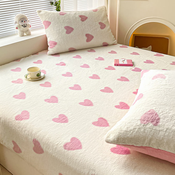Detailed view of the elasticized edges of the fitted sheet, ensuring a snug fit for your mattress