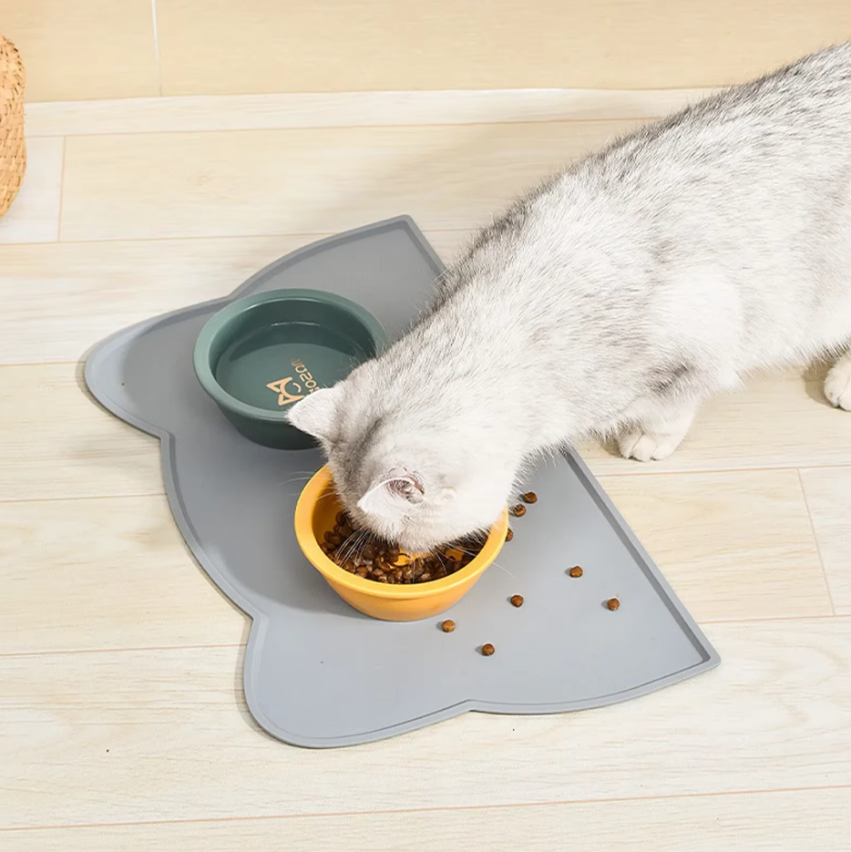 Enhance pet hygiene with this cat-shaped silicone non-slip mat, perfect for pet bowls and feeding.
