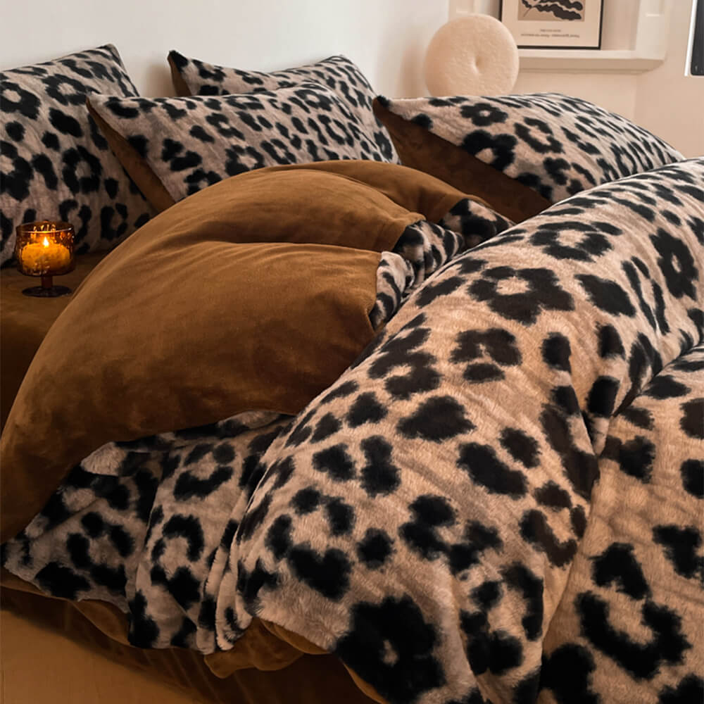 Deluxe floral double-sided velvet bed sheet set, soft luxury bedding with elegant flower pattern