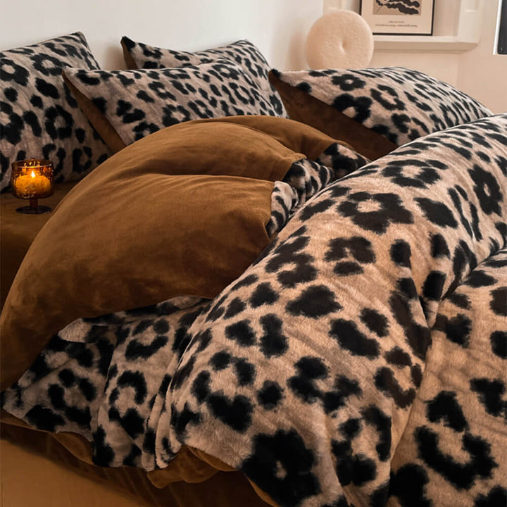 Deluxe floral double-sided velvet bed sheet set, soft luxury bedding with elegant flower pattern