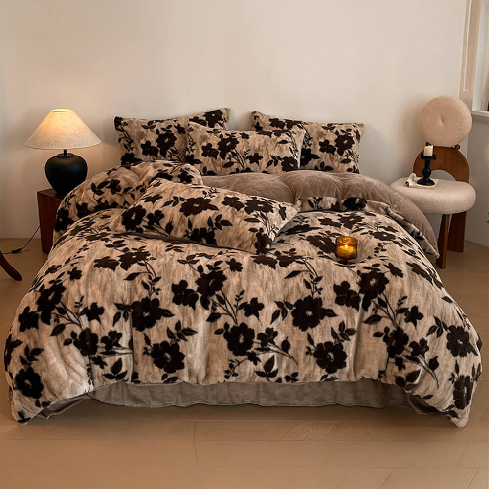 Comfortable floral velvet quilt and sheet set, combining luxury, warmth, and beautiful home decor