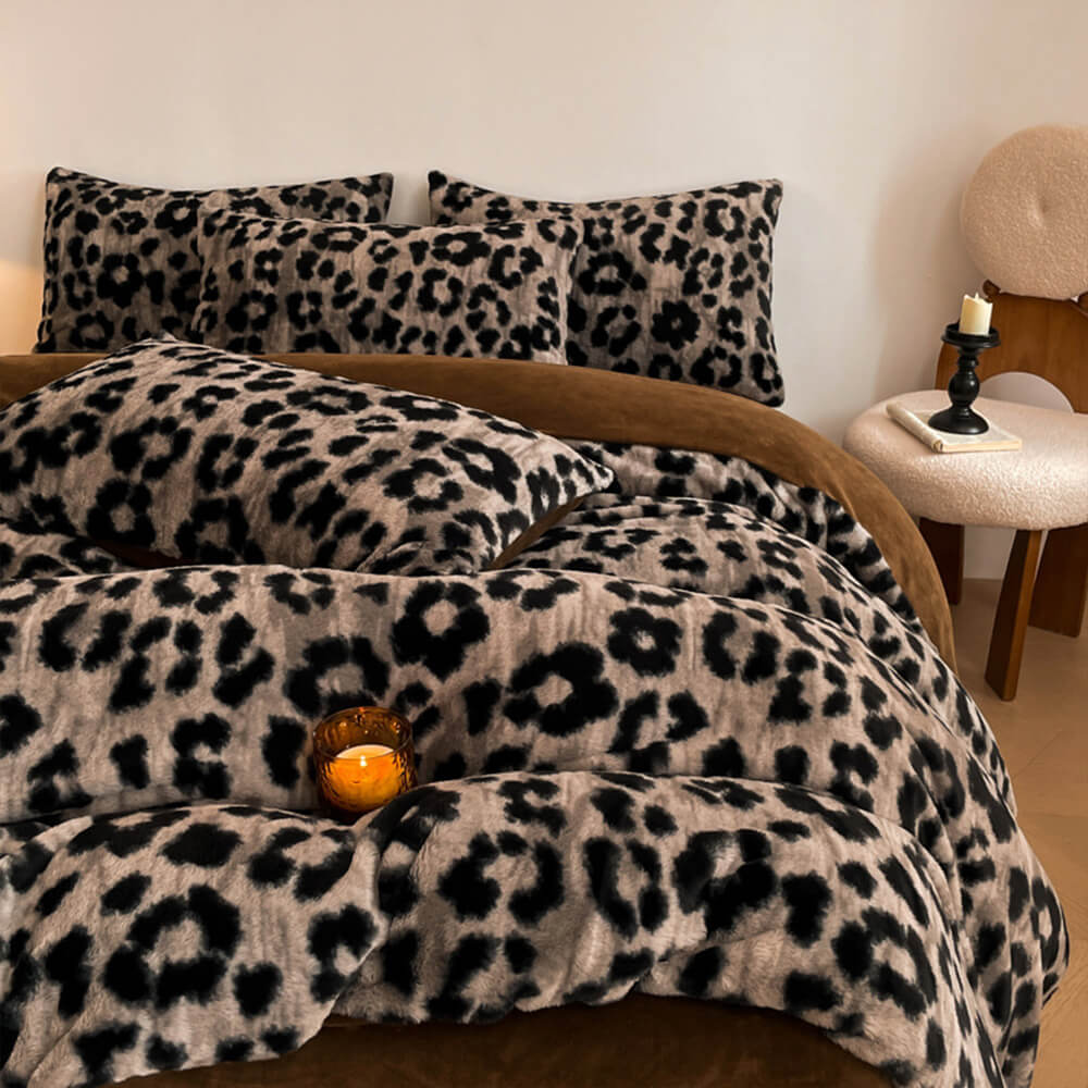 Warm velvet quilt with exquisite floral design, perfect for a cozy and stylish bedroom decor
