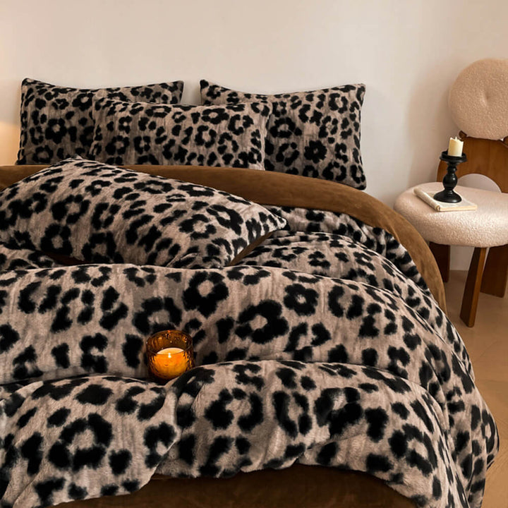 Warm velvet quilt with exquisite floral design, perfect for a cozy and stylish bedroom decor